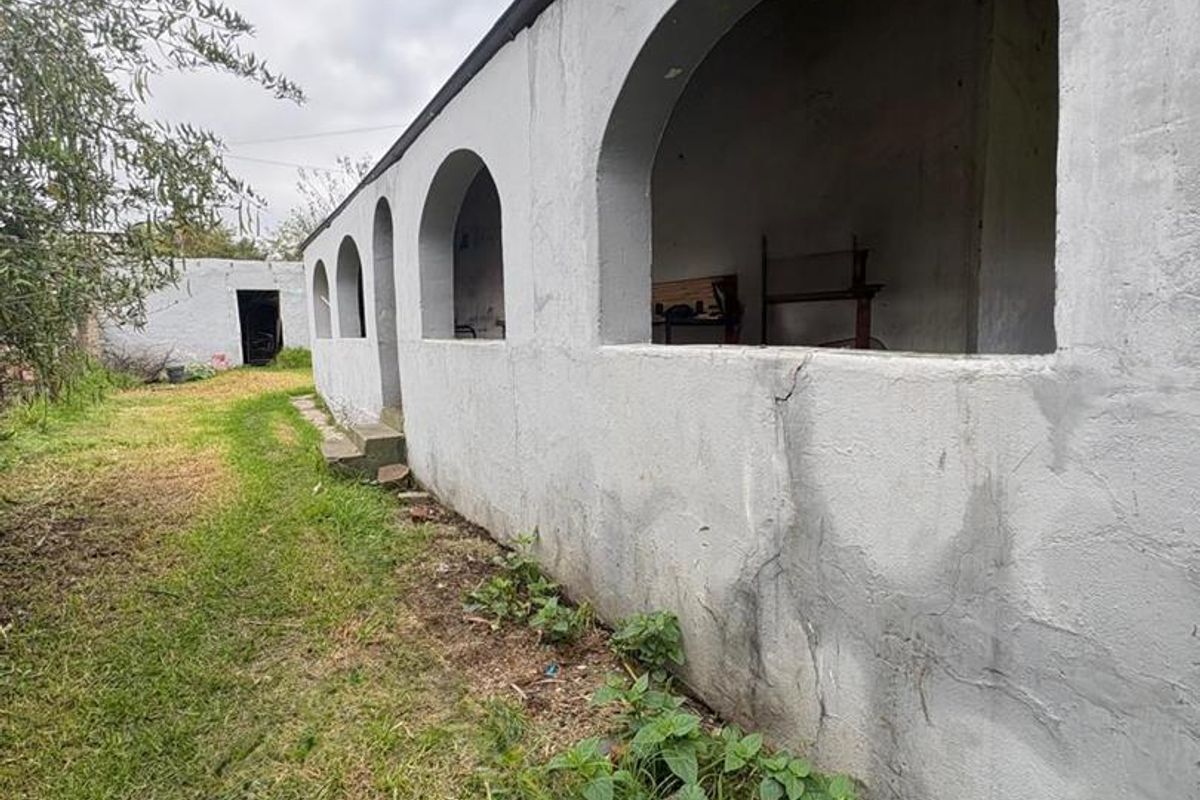 Solid 3-Bedroom Home on a Large Stand – Exceptional Opportunity- Business rights - Photo 4