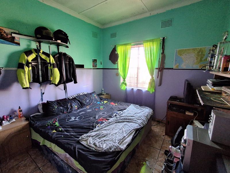 3-Bedroom Family Home with Swimming Pool, Garage & Secure Pet-Friendly Garden - Photo 8