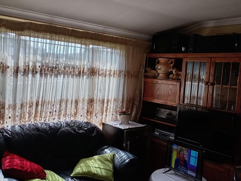 3 bedroom For Sale In Diepkloof - Photo 3