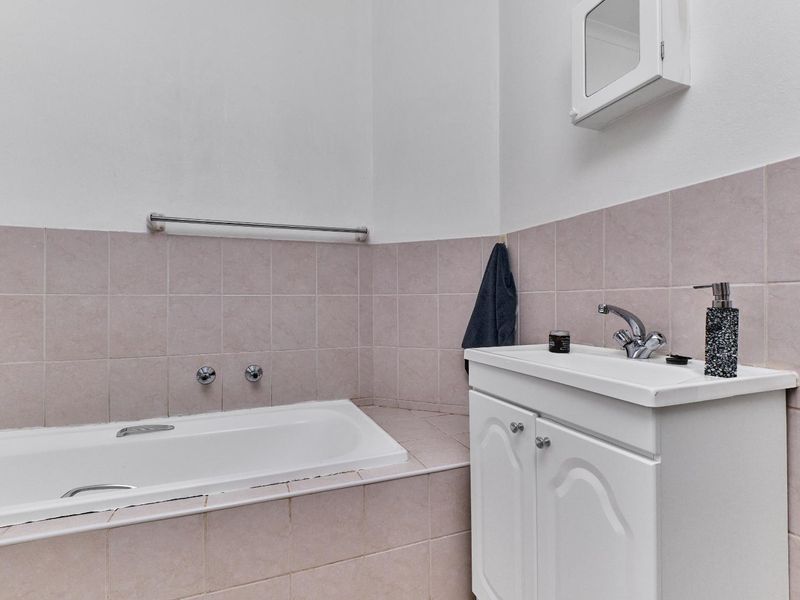 Charming Move-In Ready Upstairs Apartment – Perfect for First-Time Buyers! - Photo 10