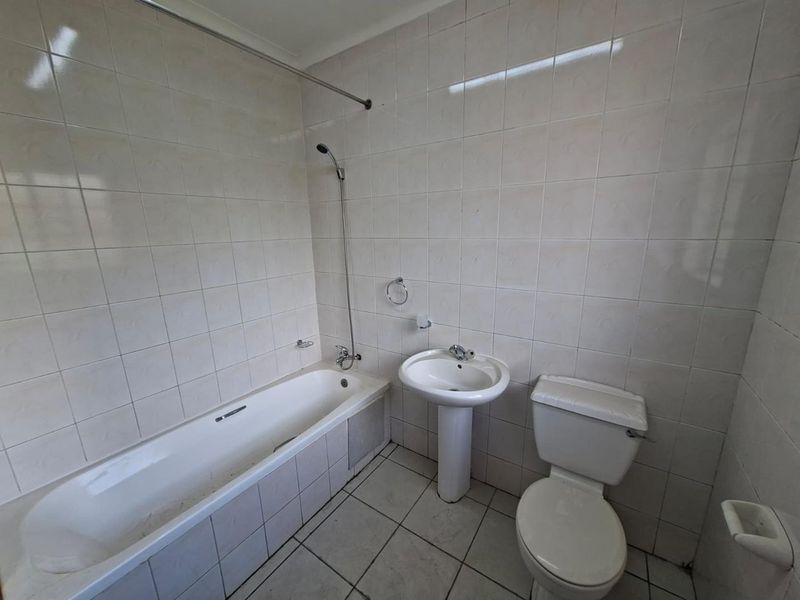 Newly Renovated Townhouse - Photo 9