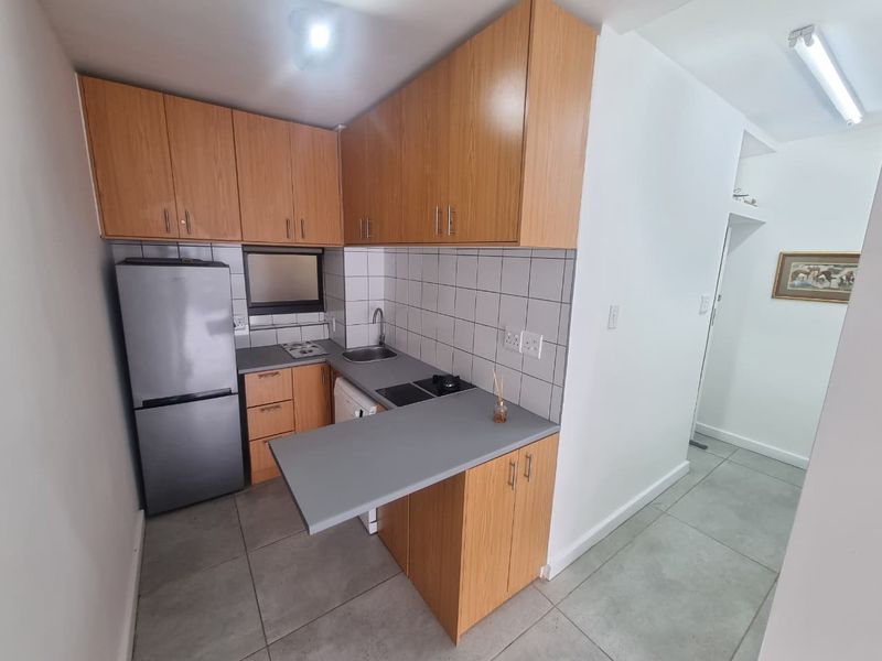 Modernized Semi-Furnished Two-Bedroom Apartment To Let in Cape Town City Centre - Photo 7