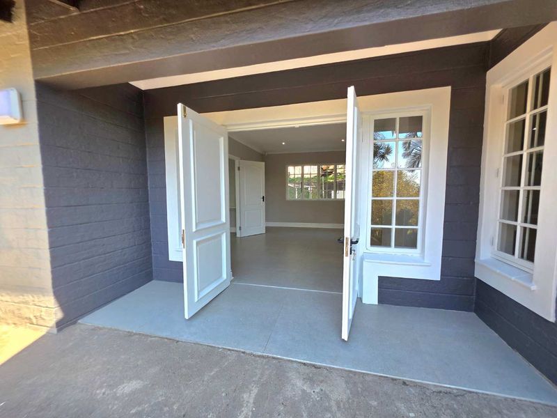 Fully Renovated, Modern Home in Exclusive Complex of only 3 Units, in the Heart of Kloof! - Photo 5