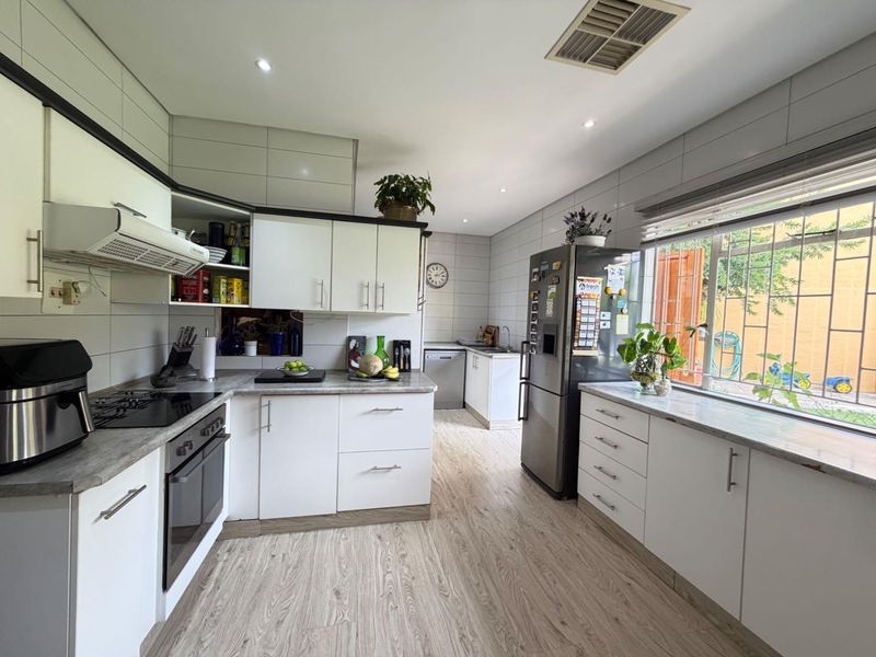 3 or 4 bedroom FAMILY HOME Selling! - Photo 3