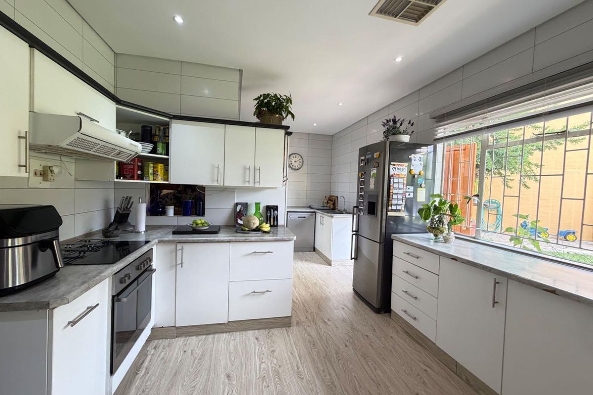 3 or 4 bedroom FAMILY HOME Selling! - Photo 3