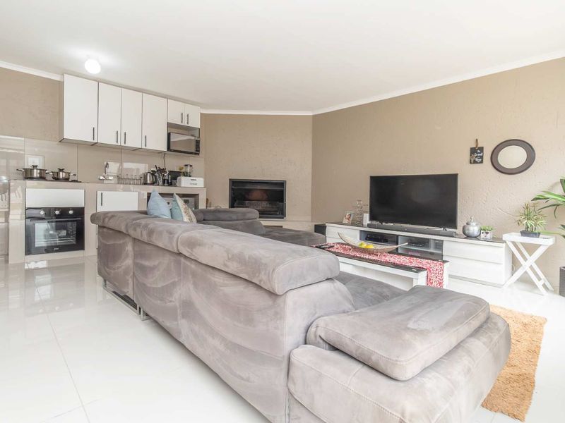 Beautifully-renovated 1-Bedroom Garden Cottage to Let in Hurlingham Manor - Photo 5