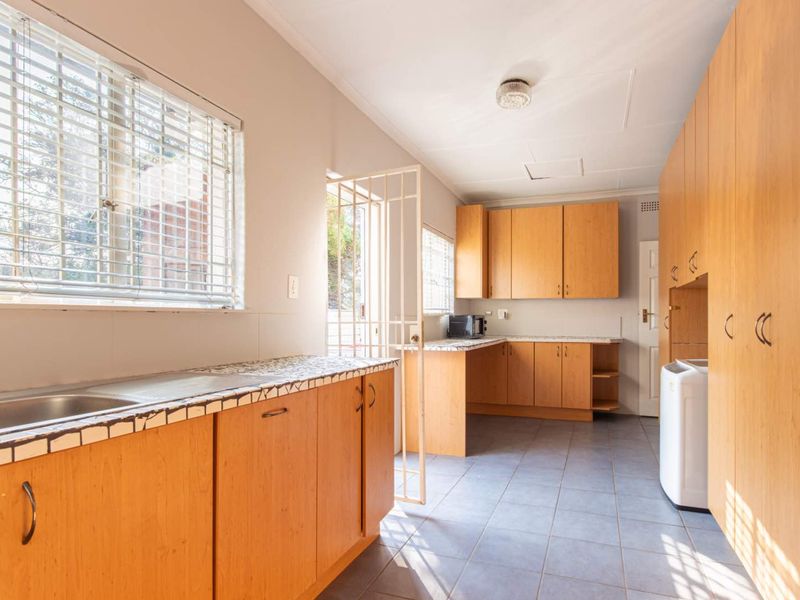 Spacious Family Home in Weltevreden Park - Photo 9