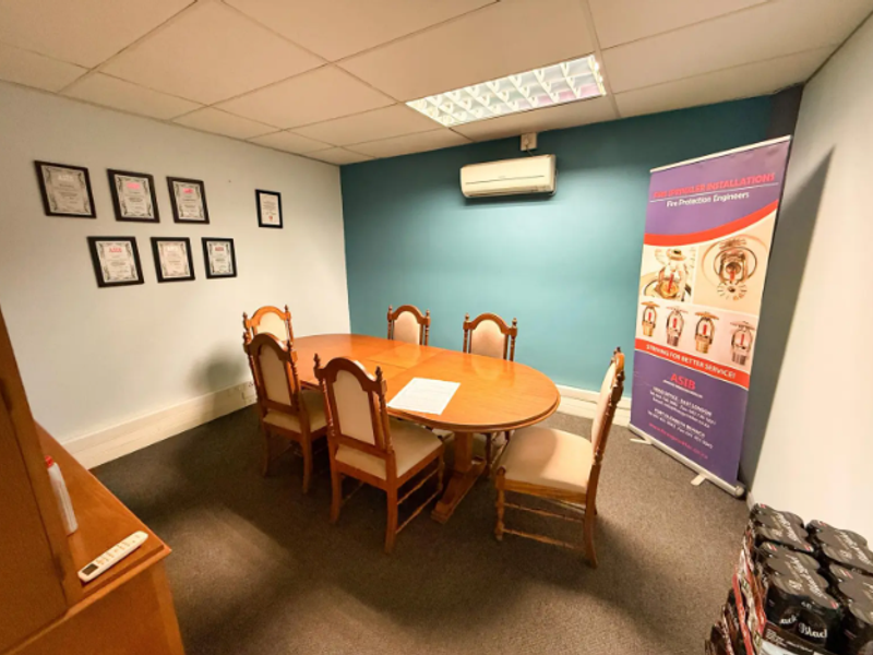 Large Trendy High-Spec Office Block with warehouse or workshop to Let - Photo 6