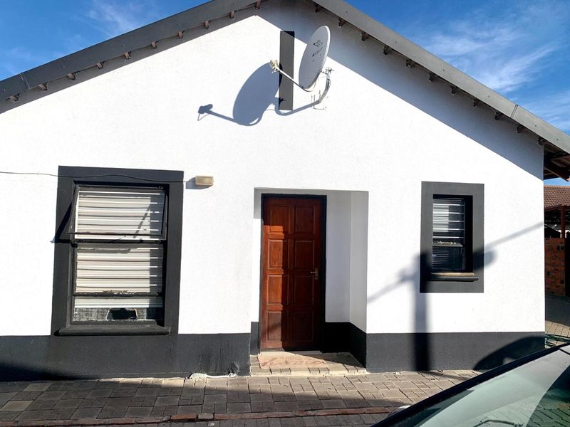 Comfortable-2 bedroom house in Raceway Park - Photo 2