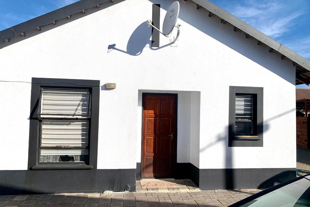 Comfortable-2 bedroom house in Raceway Park - Photo 2