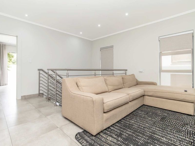 Spacious -  3 bedroom home with En Suites & Pajama Lounge - Photo 8