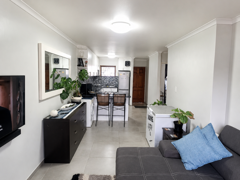 Newly Renovated Ground Floor Gem with Garage - Photo 4