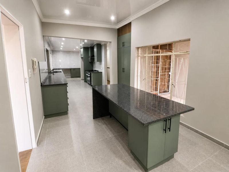 Modern and Spacious 4-Bedroom Gem to rent in Fichardtpark - Photo 7
