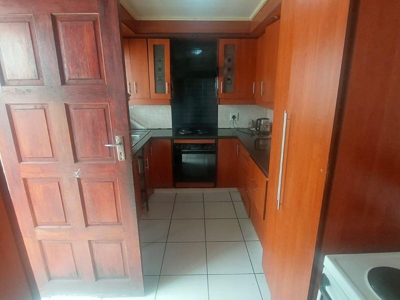 Dual Living Space: Main Home Plus Private Flatlet Included. - Photo 10