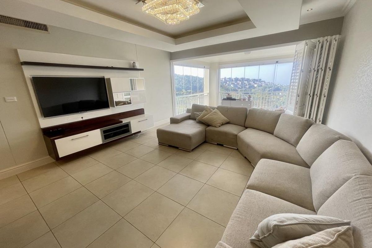 Hendra - Elegant 4-Bedroom First Floor Apartment with Stunning Sea Views – Ilala Ridge Estate - Photo 3