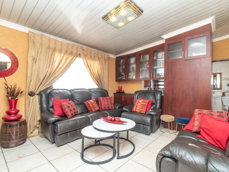 3 Bedroom House for Sale in Cosmo City - Photo 6