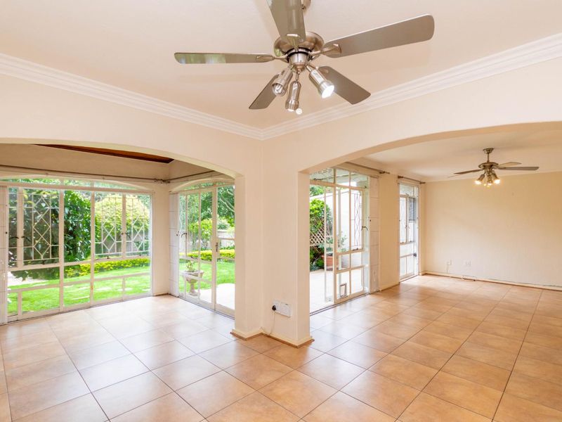 Stand Alone 3 Bed Duplex Townhouse in Bryanston with private garden and domestic quarters - Photo 3