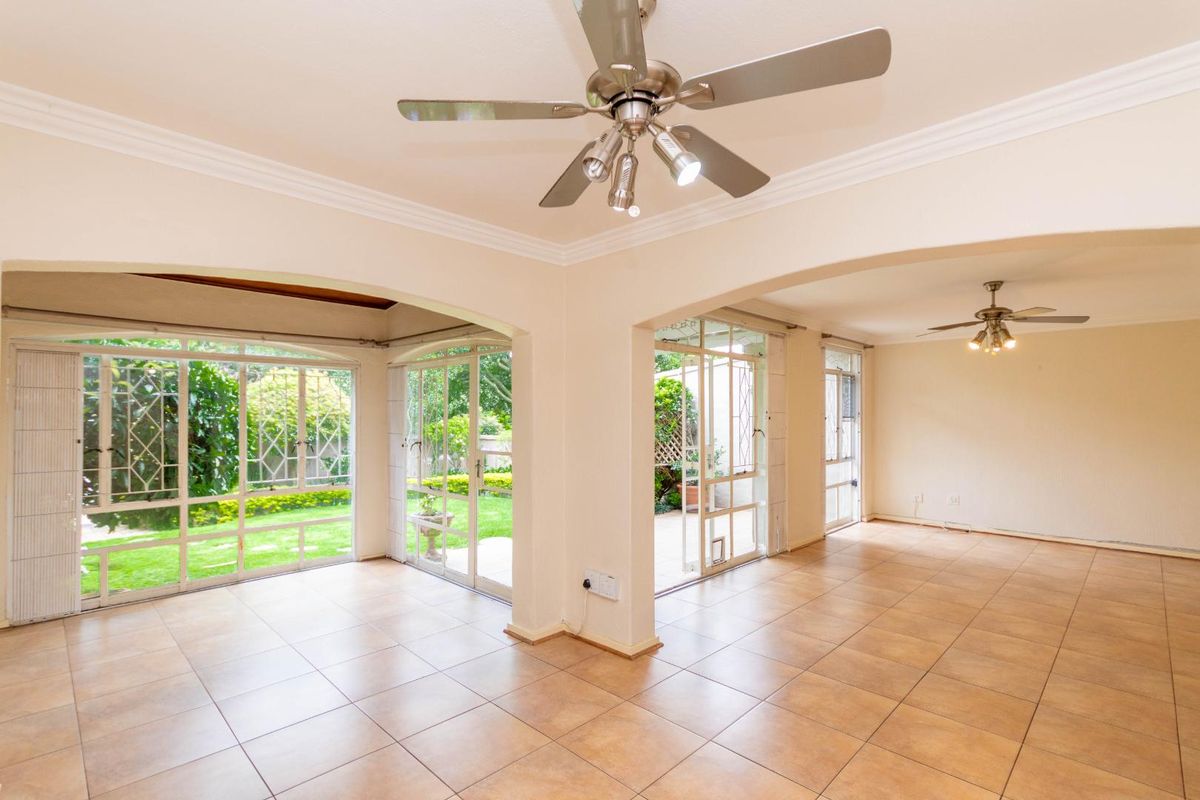 Stand Alone 3 Bed Duplex Townhouse in Bryanston with private garden and domestic quarters - Photo 3