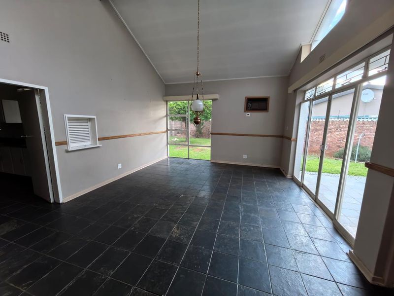 Spacious family home - Photo 5