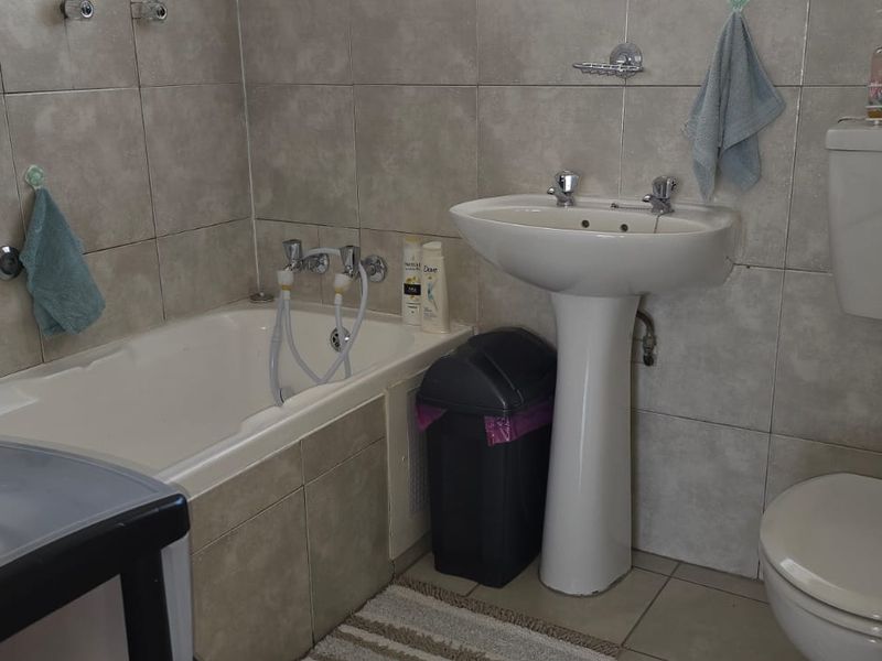 This lock up and go Investment upstairs unit is up for grabs in a 24 security complex. - Photo 7