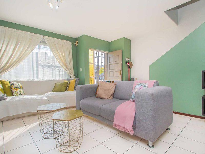 Modern Open Plan Living with a Mediterranean Flair! - Photo 3