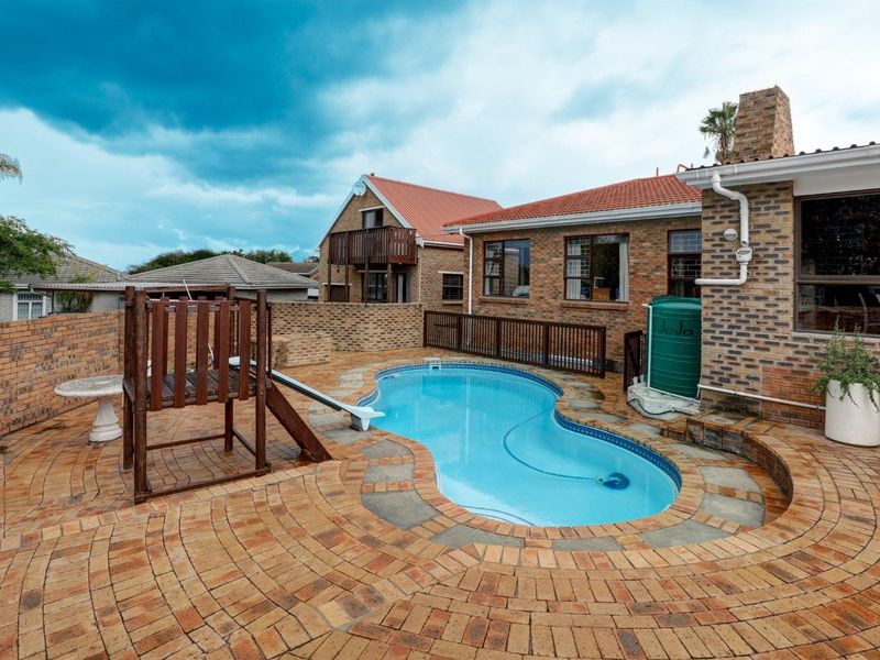 Dual living comprising of a 4 bedrooms & Study main dwelling and a 2 bedroom cottage. - Photo 5