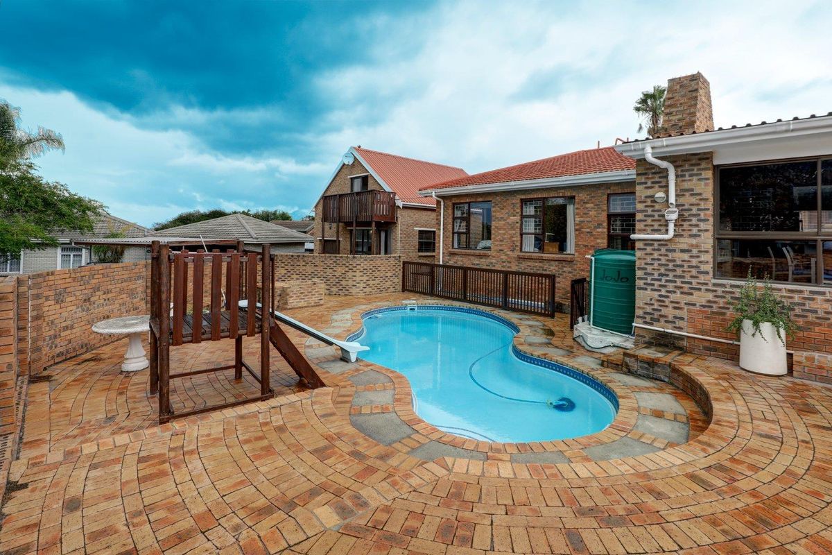 Dual living comprising of a 4 bedrooms & Study main dwelling and a 2 bedroom cottage. - Photo 5