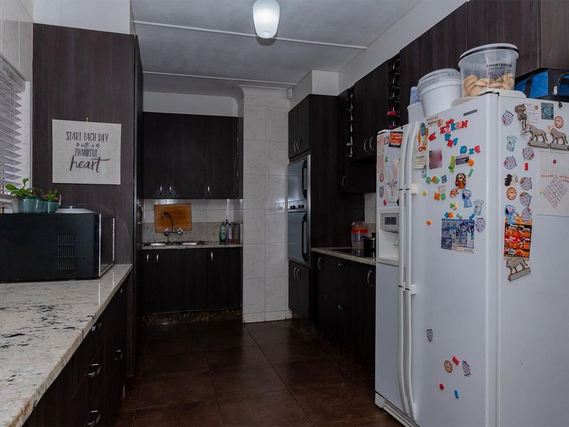 Your Dream Home Awaits! Spacious 3 Bedroom Family Home with a 2 Bedroom Flatlet in a Secure Boomed Area – Edleen - Photo 8