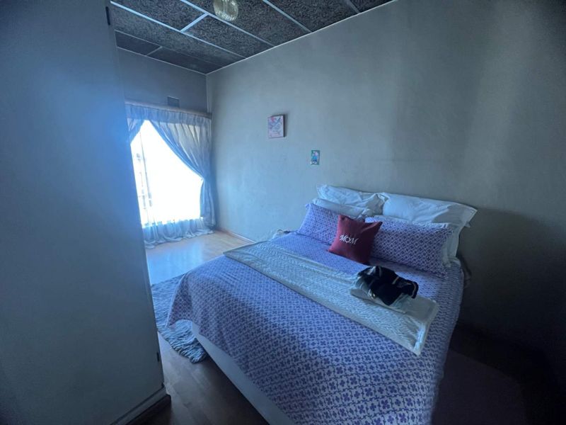 Very neat house in a busy street - Photo 8