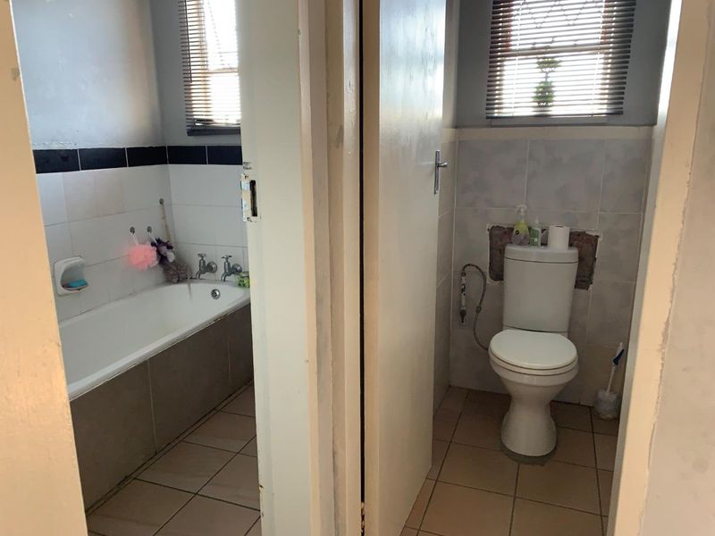 **Spacious and Conveniently Located 2-Bedroom Apartment Near Johannesburg CBD - Photo 10