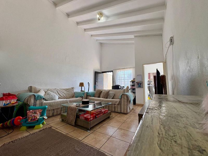 Charming 2 Bedroom Simplex Apartment in Sought-After Meyersdal - Photo 4