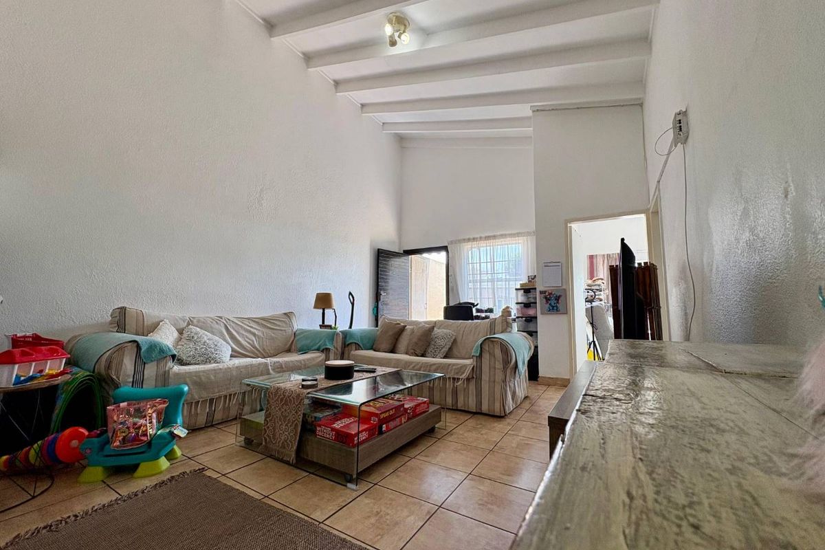 Charming 2 Bedroom Simplex Apartment in Sought-After Meyersdal - Photo 4