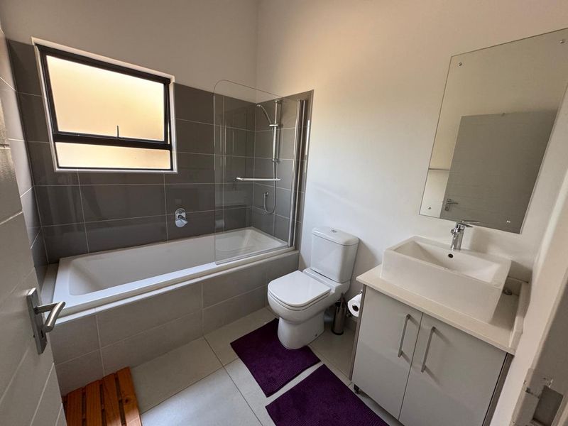 Modern 2-Bedroom, 2-Bathroom Apartment in Poplar Estate - Photo 10