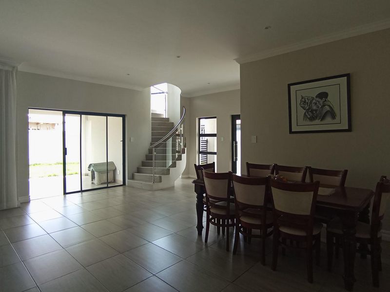 BLUE VALLEY GOLF ESTATE:  FAMILY HOME WITH 4 BEDROOMS ALL WITH EN-SUITE BATHROOMS - Photo 4