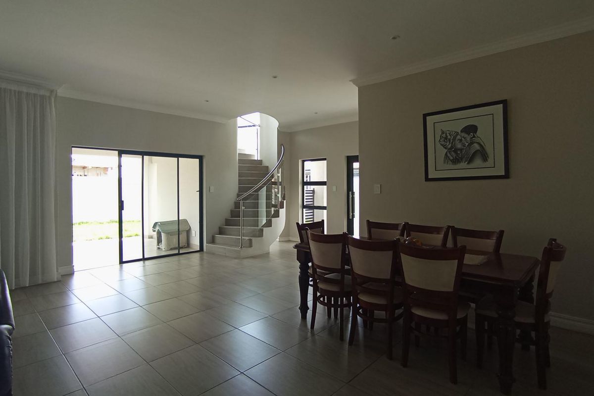 BLUE VALLEY GOLF ESTATE:  FAMILY HOME WITH 4 BEDROOMS ALL WITH EN-SUITE BATHROOMS - Photo 4