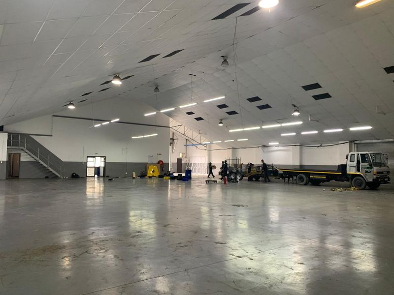 Spacious Warehouse with Air-Conditioned Office & Mezzanine Space - Photo 5
