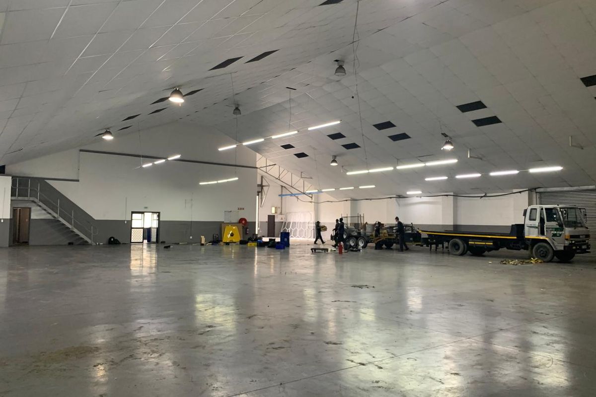 Spacious Warehouse with Air-Conditioned Office & Mezzanine Space - Photo 5