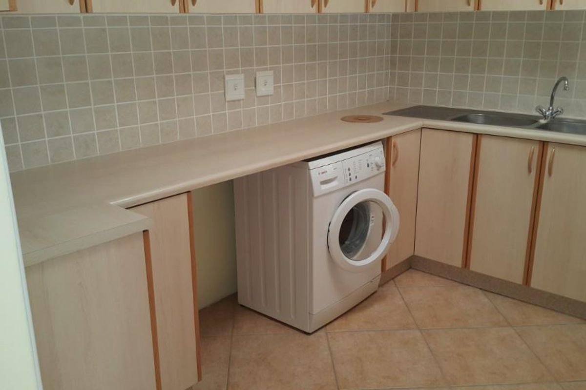 FOR SALE : SPACIOUS 8-BEDROOM HOME IN SWAKOPMUND CENTRAL - Photo 5