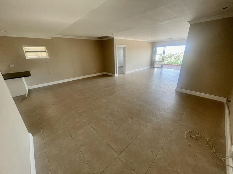 Stunning 3-Bedroom Townhouse with Panoramic Sea Views & Drive Up Access - Photo 8