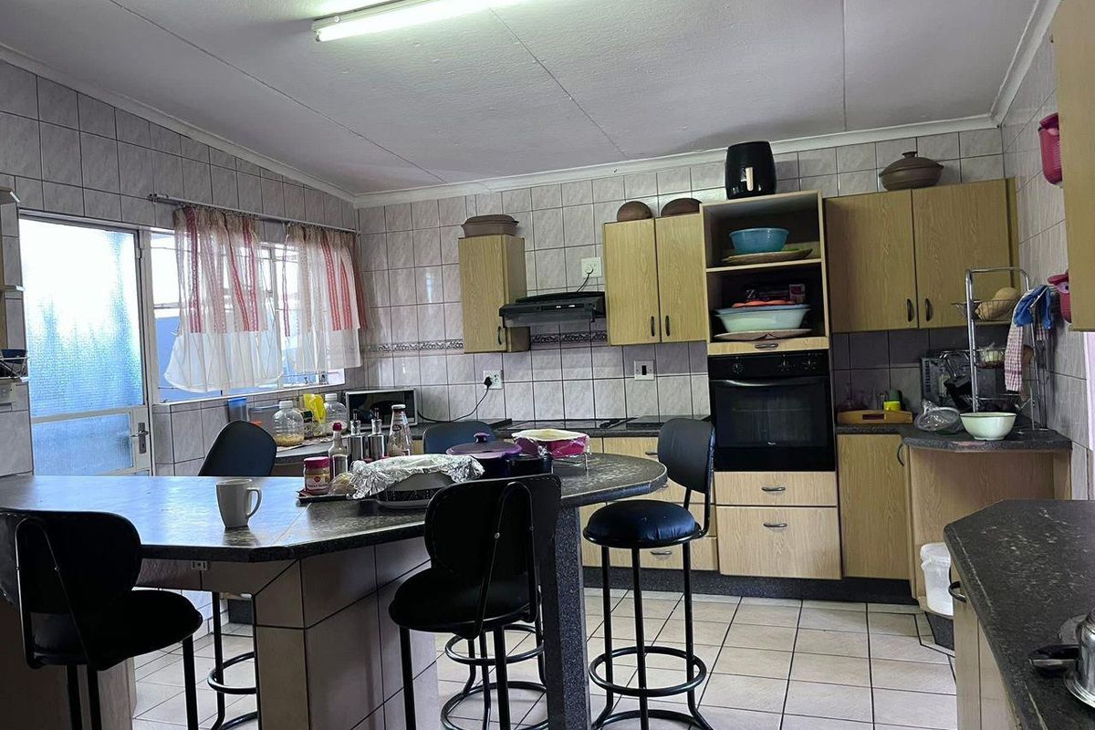 Beautiful Freestanding House For Sale in Khomasdal, Windhoek - Photo 2