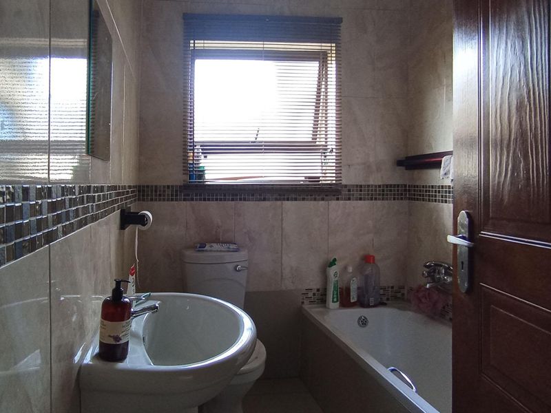 3 BEDROOM HOUSE IN THATCHFIELD - Photo 5