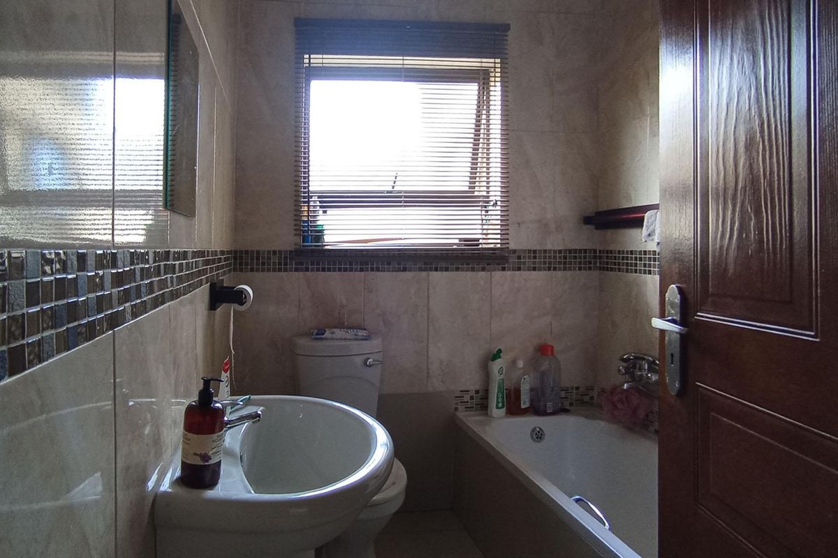 3 BEDROOM HOUSE IN THATCHFIELD - Photo 5