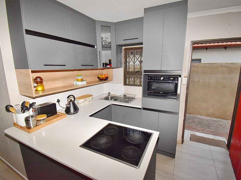 3 Bedroom, 2 Bathroom Home - Photo 10