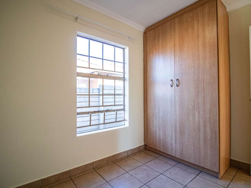 Your Dream Home Awaits: 3 Beds, Secure Access & Open-Plan Living - Photo 8