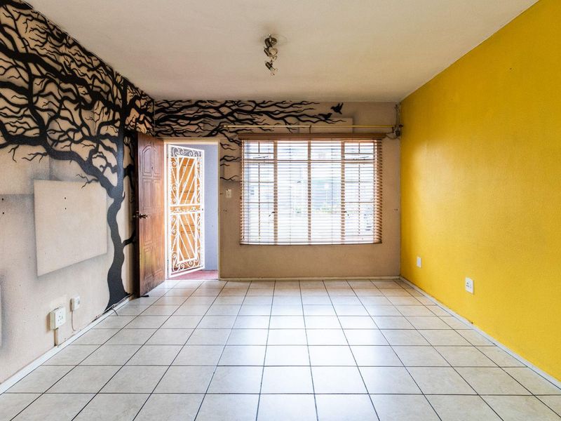 Charming 2-Bedroom Ground Floor Unit: Style and Comfort Await! - Photo 2