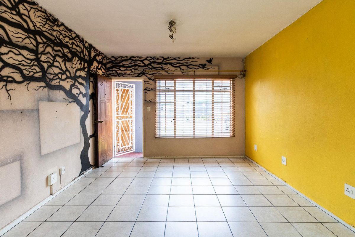 Charming 2-Bedroom Ground Floor Unit: Style and Comfort Await! - Photo 2