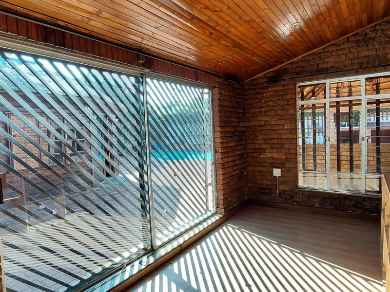 Entertainers’ Dream: 2 Thatch Lapa, Pool & Built-In Braai - Photo 6