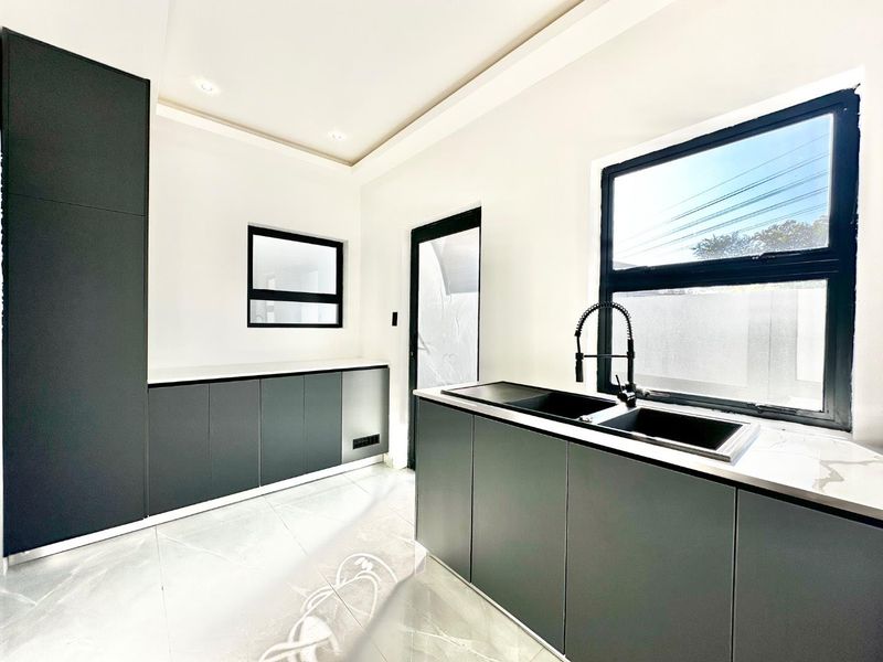 Stunning Newly Built 5-Bedroom Dream Home with Modern Luxury and Space. - Photo 4