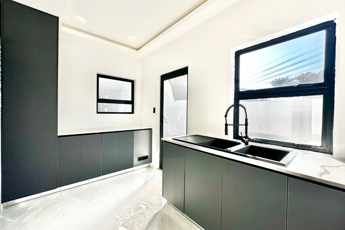 Stunning Newly Built 5-Bedroom Dream Home with Modern Luxury and Space. - Photo 4