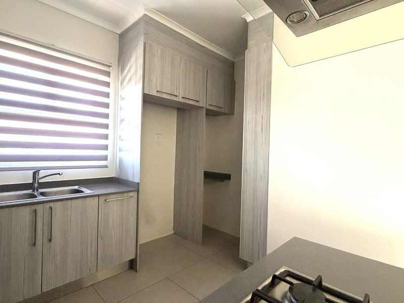 A spacious 3 bedroom, 2 bathroom in a secure estate. - Photo 6